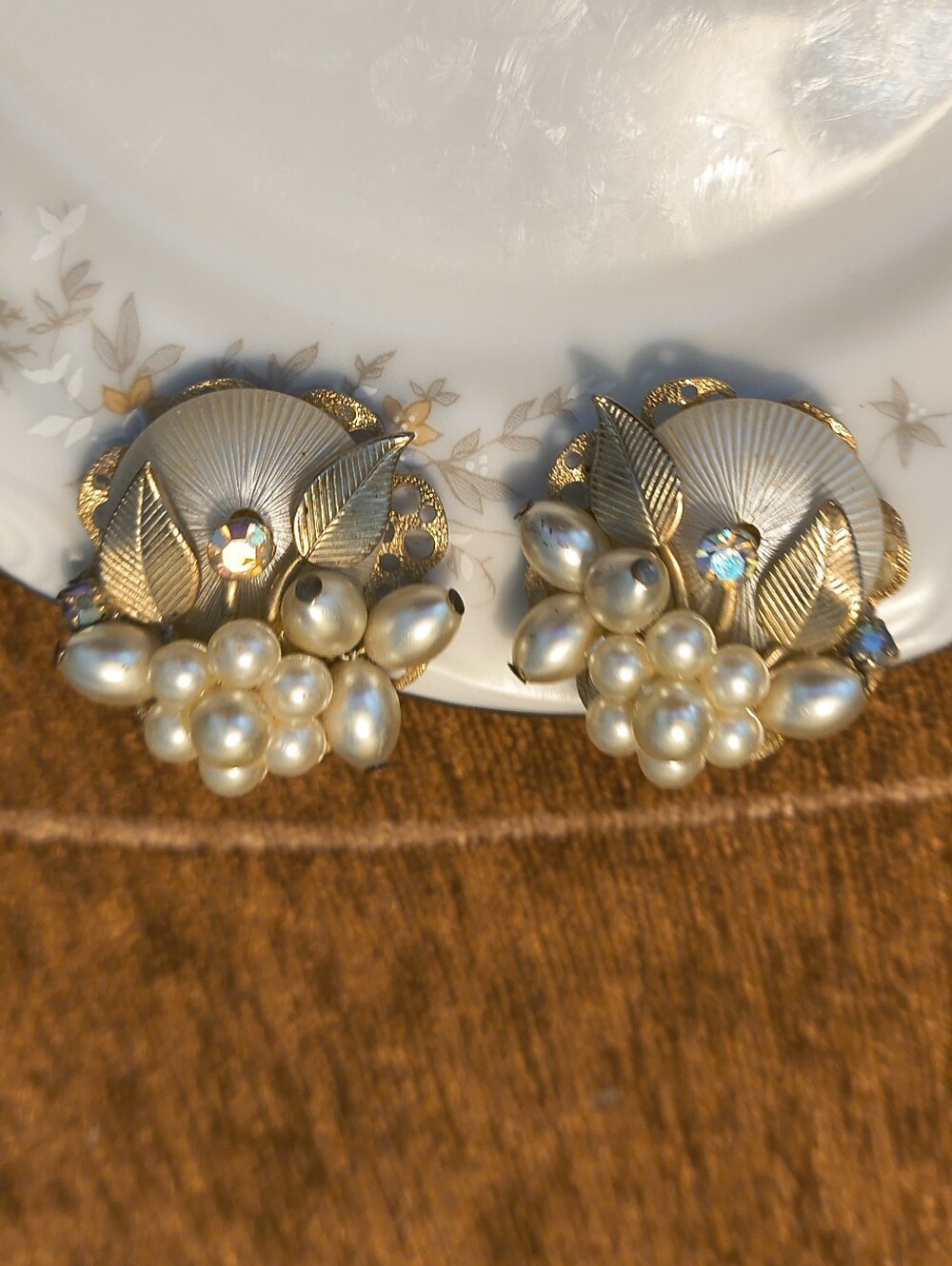Vtg Unsigned Gold Tone Pearl Cluster Clip On Earrings AB Rhinestines - Picture 7 of 7